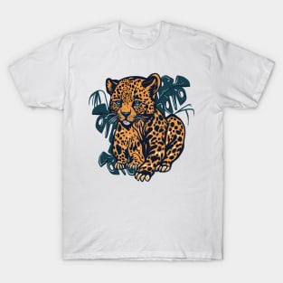 Leopard sitting in between monstera leaves kawaii T-Shirt